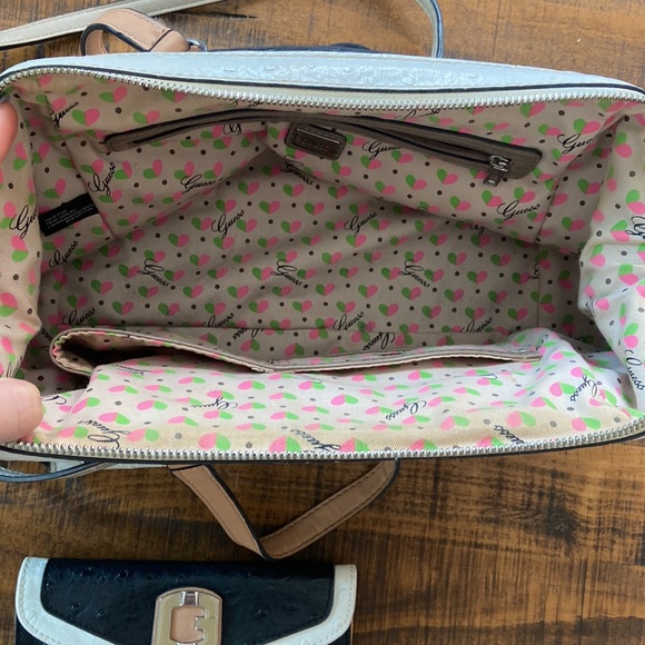 Guess Bag and matching wallet - Picture 2 of 7